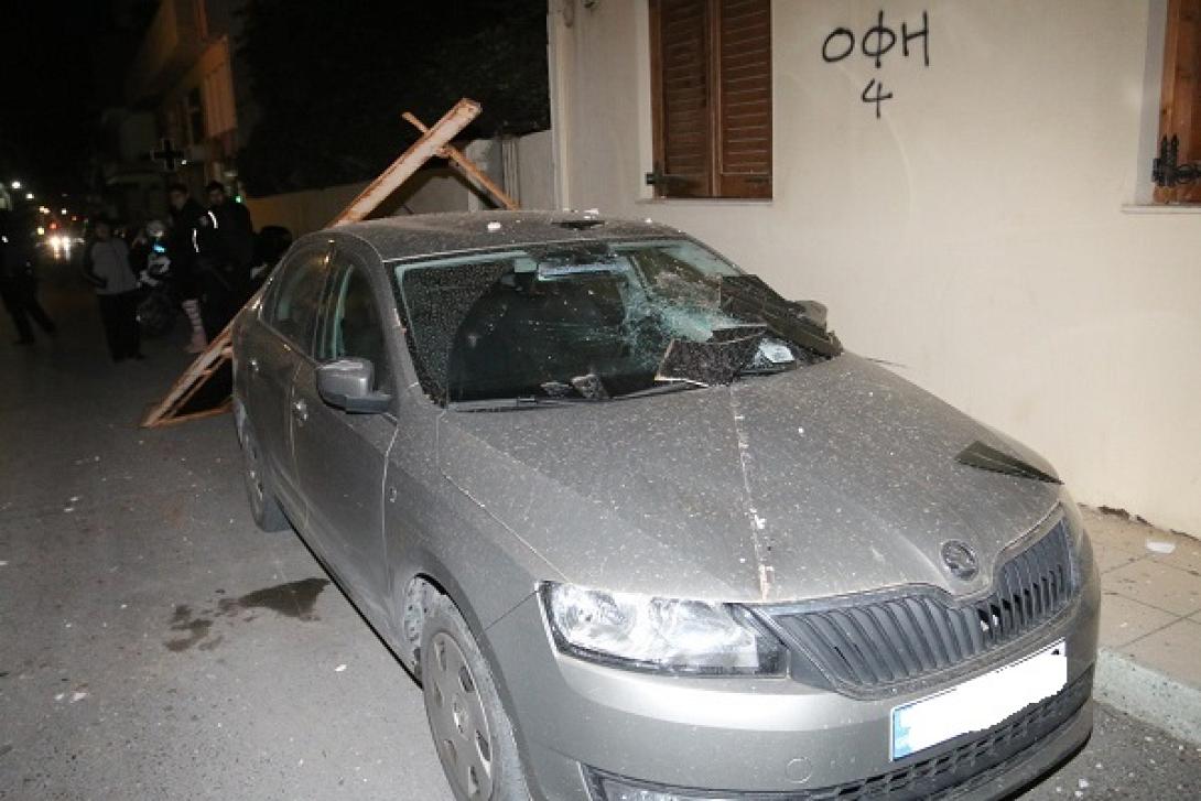 Μπαλκόνι ... "προσγειώθηκε" σε αυτοκίνητα στη Θέρισο (φωτορεπορτάζ)