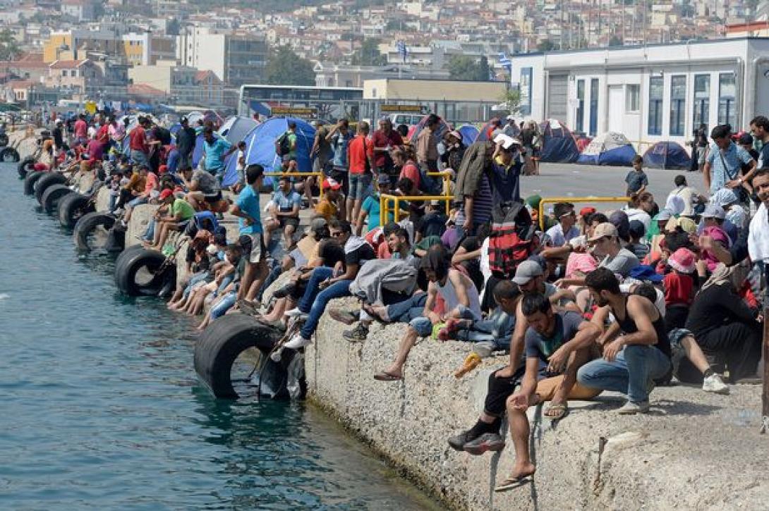 syrian-refugees-mytilene-port.jpg