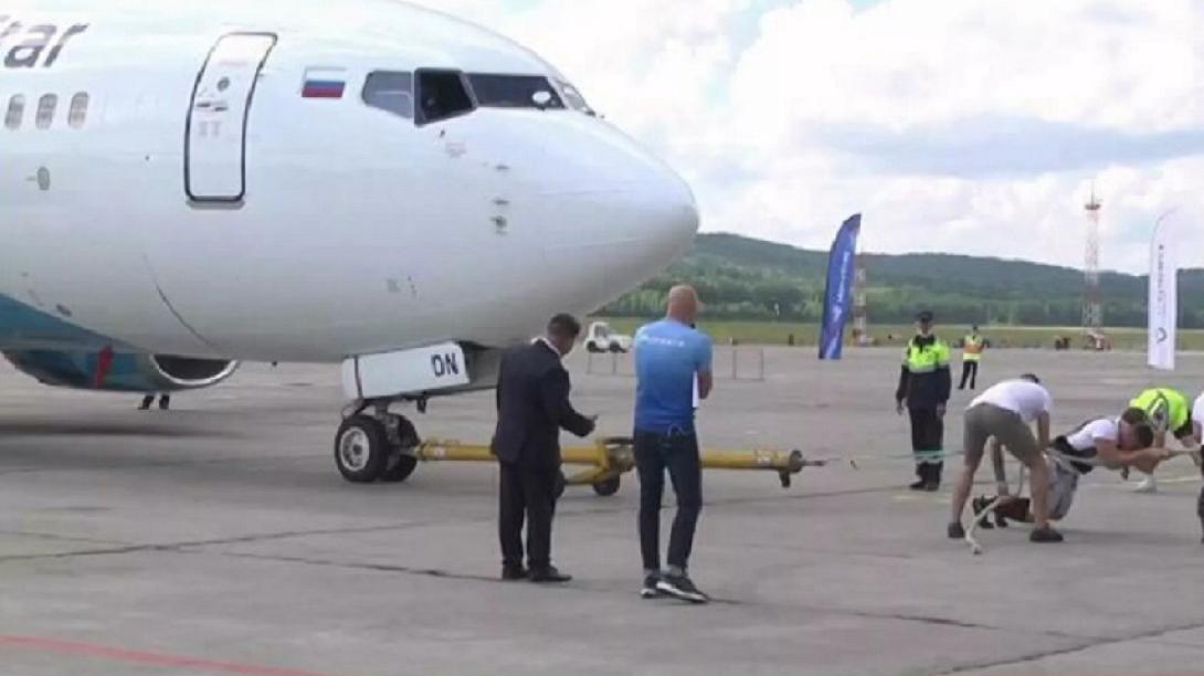 Ρώσος αθλητής ρυμουλκεί ένα Boeing 65 τόνων για περισσότερα από 17 μέτρα (βίντεο)