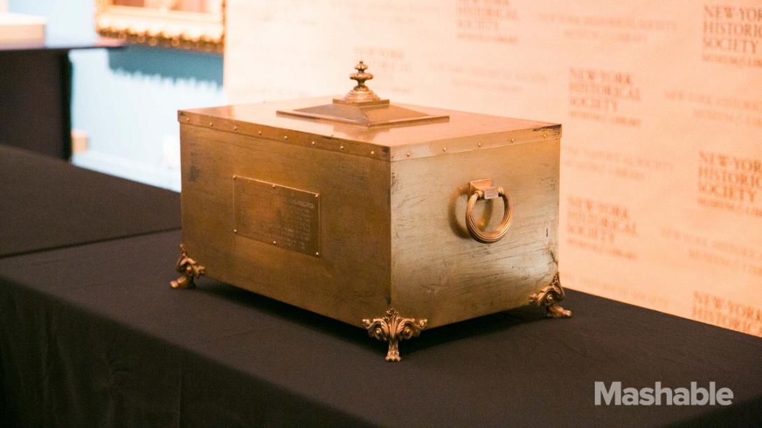 'Ανοιξαν χρονοκάψουλα έναν αιώνα μετά τη σφράγισή της! (φωτογραφίες)