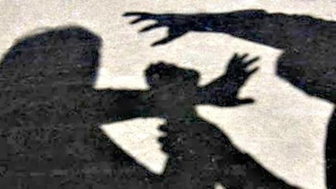 Τον κατηγορεί ότι την βιάσε και την εγκατέλειψε αιμόφυρτη