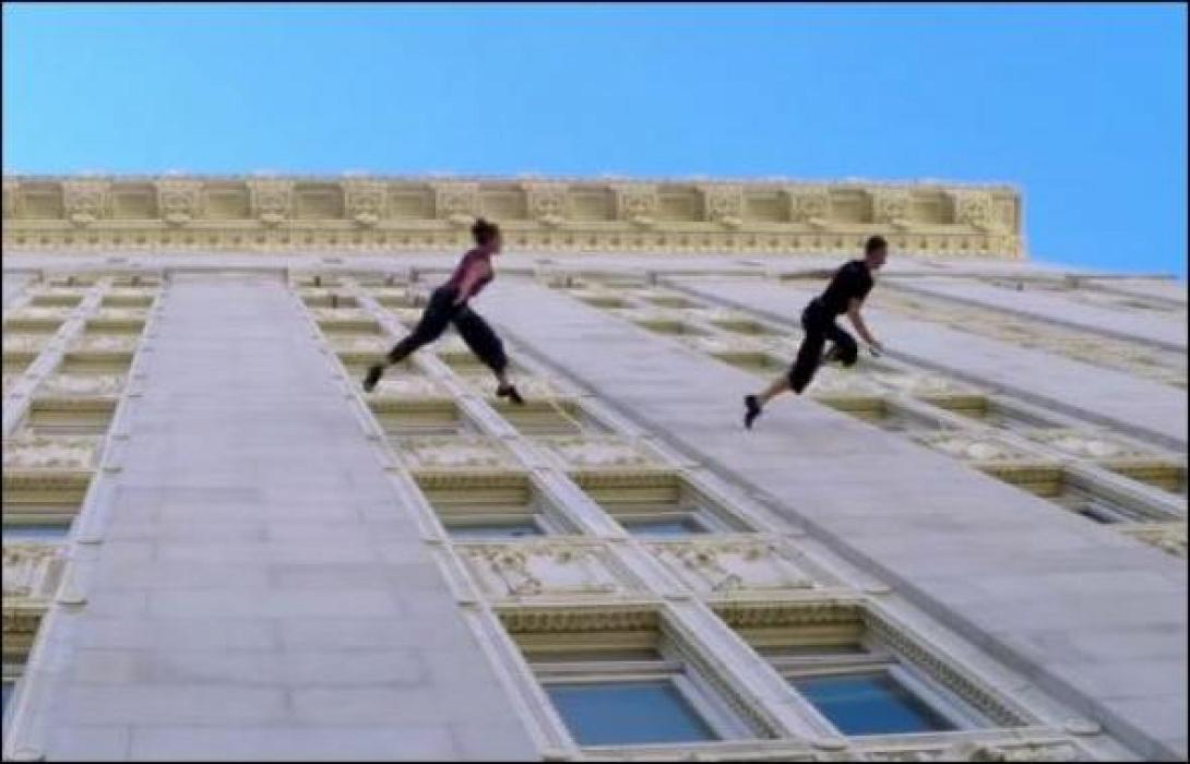 Μία εξαιρετική παράσταση: Χορεύοντας πάνω στους τοίχους