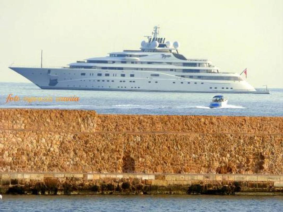 Στο ενετικό λιμάνι των Χανίων το πολυτελές "Τοπάζι" των θαλασσών