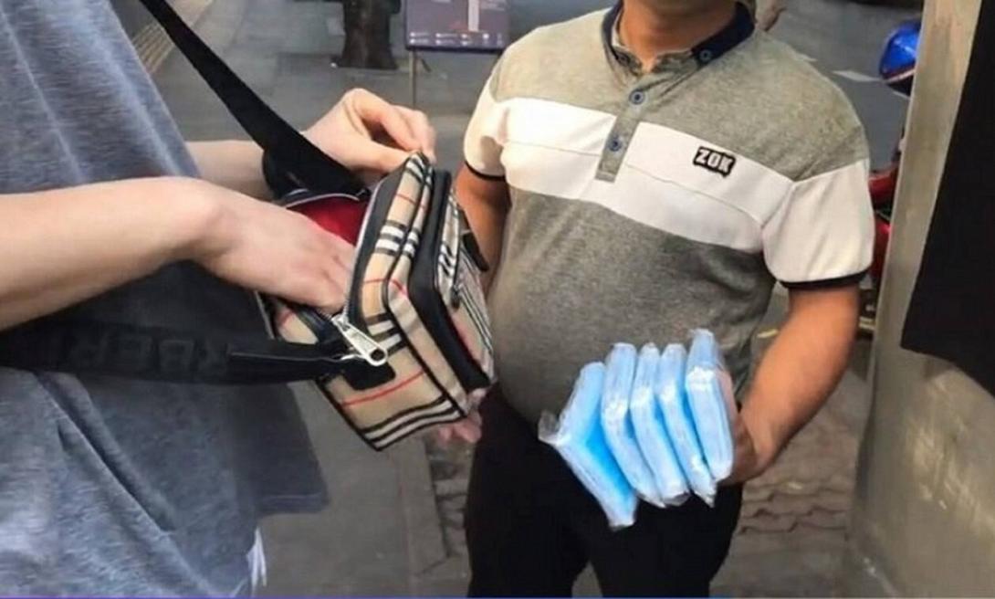 πλανόδιος πουλάει μάσκες