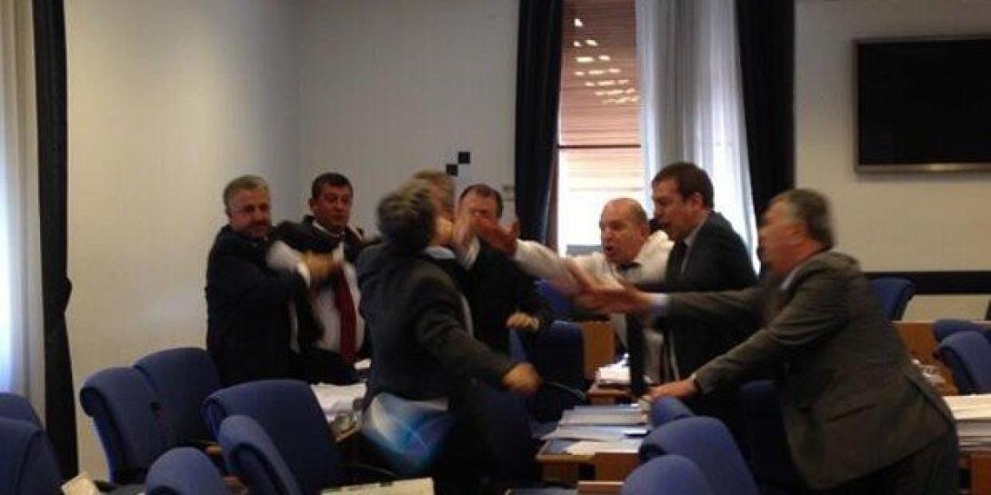 Στην Τουρκία "πλακώνονται" κι εντός Βουλής