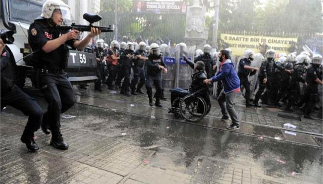 Διαδηλώσεις σήμερα σε όλη την Τουρκία - Συγκρούσεις αστυνομικών με διαδηλωτές στη Σμύρνη