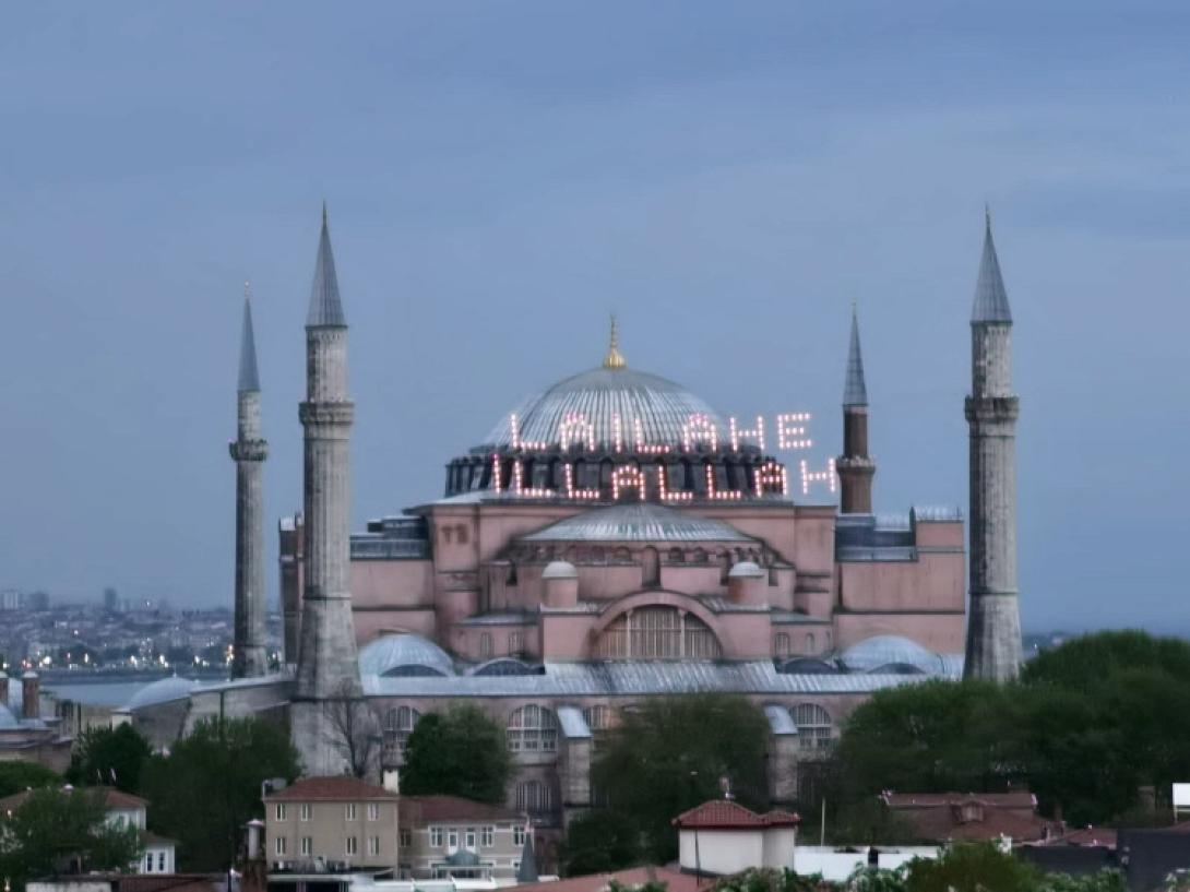 Αγιά Σοφιά - Ύψωσαν μουσουλμανικό λάβαρο