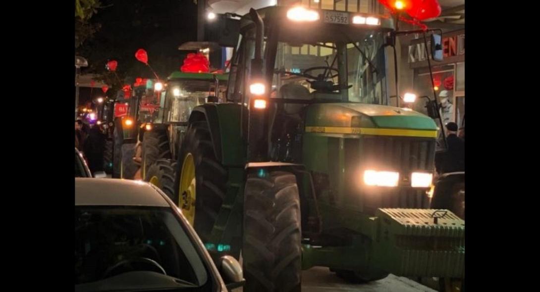 Έκανε πρόταση γάμου με «παρέλαση» τρακτέρ.jpg