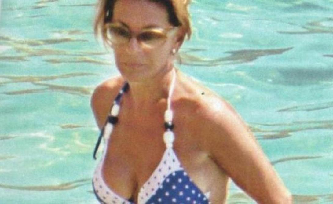 Όλγα Τρέμη: Στην Πάρο με πουά μπικίνι (φωτο)