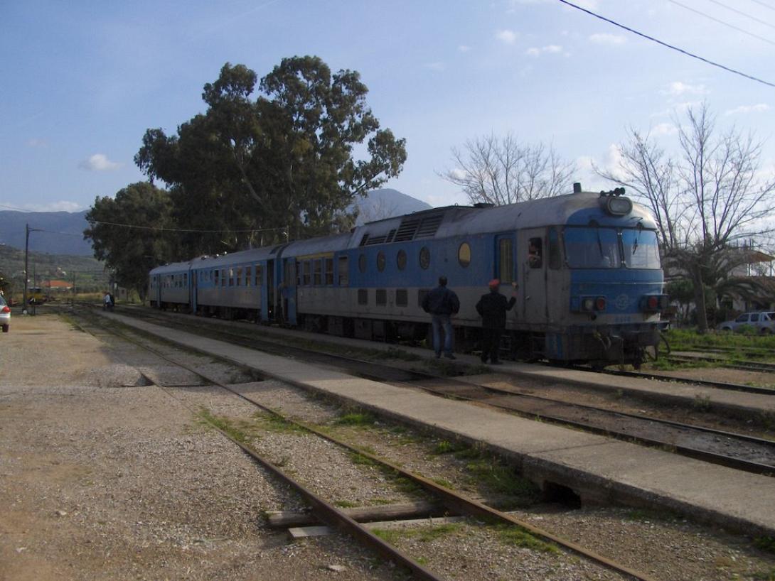 Αμαξοστοιχία εκτροχιάστηκε στην Αθήνα και συγκρούστηκε με τον Προαστιακό