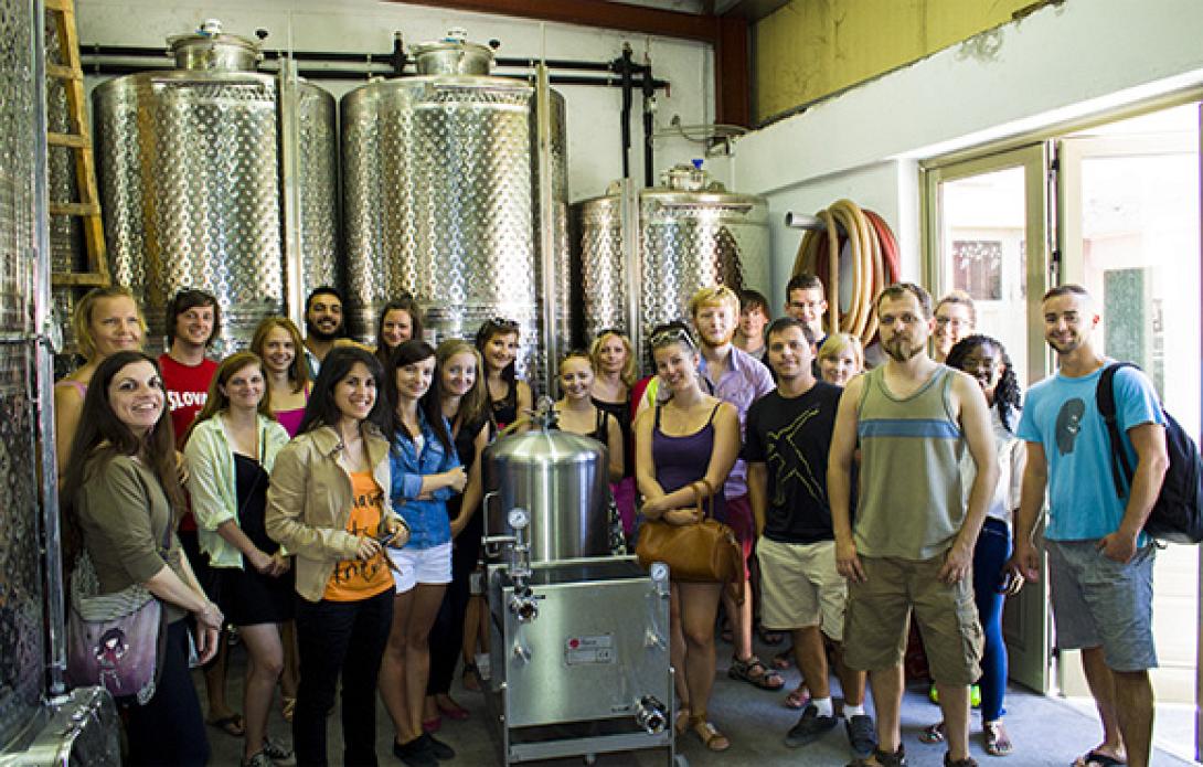 Ξένοι φοιτητές μυούνται στον πολιτισμό του κρητικού κρασιού