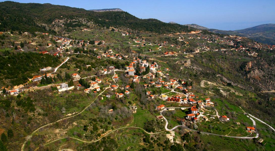 Τρίκαλα Κορινθίας: Βυθίστηκαν στο σκοτάδι και αδειάζουν από επισκέπτες