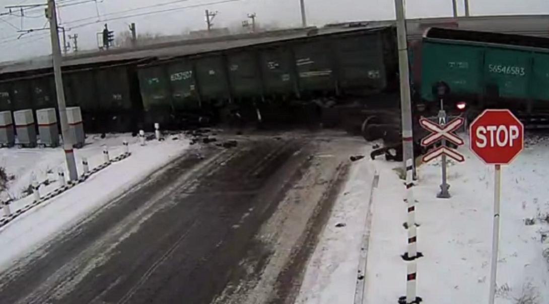 Καζακστάν: Τραγικό δυστύχημα με αμαξοστοιχία και φορτηγό (βίντεο)