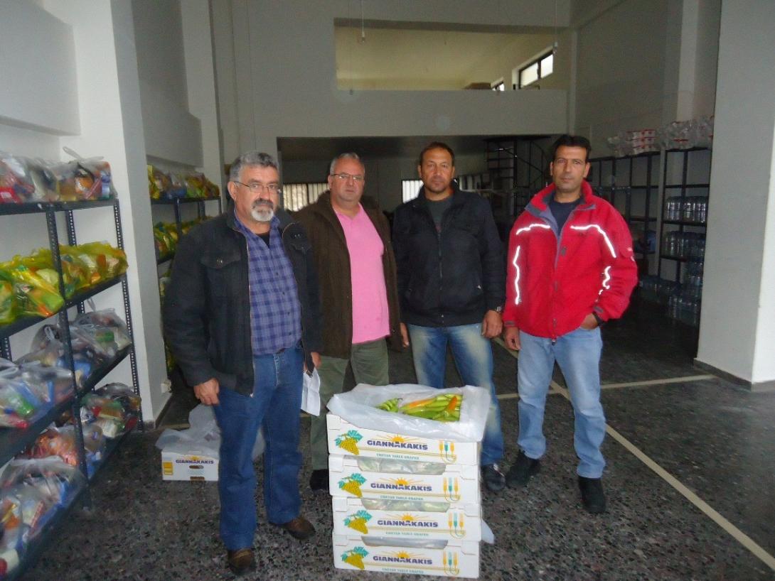 Μοίρασαν τρόφιμα σε 100 οικογένειες άνεργων οικοδόμων