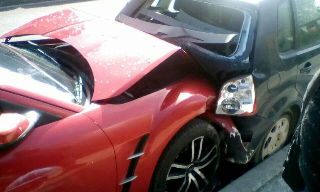 ΙΧ προσέκρουσε σε σταθμευμένα αυτοκίνητα