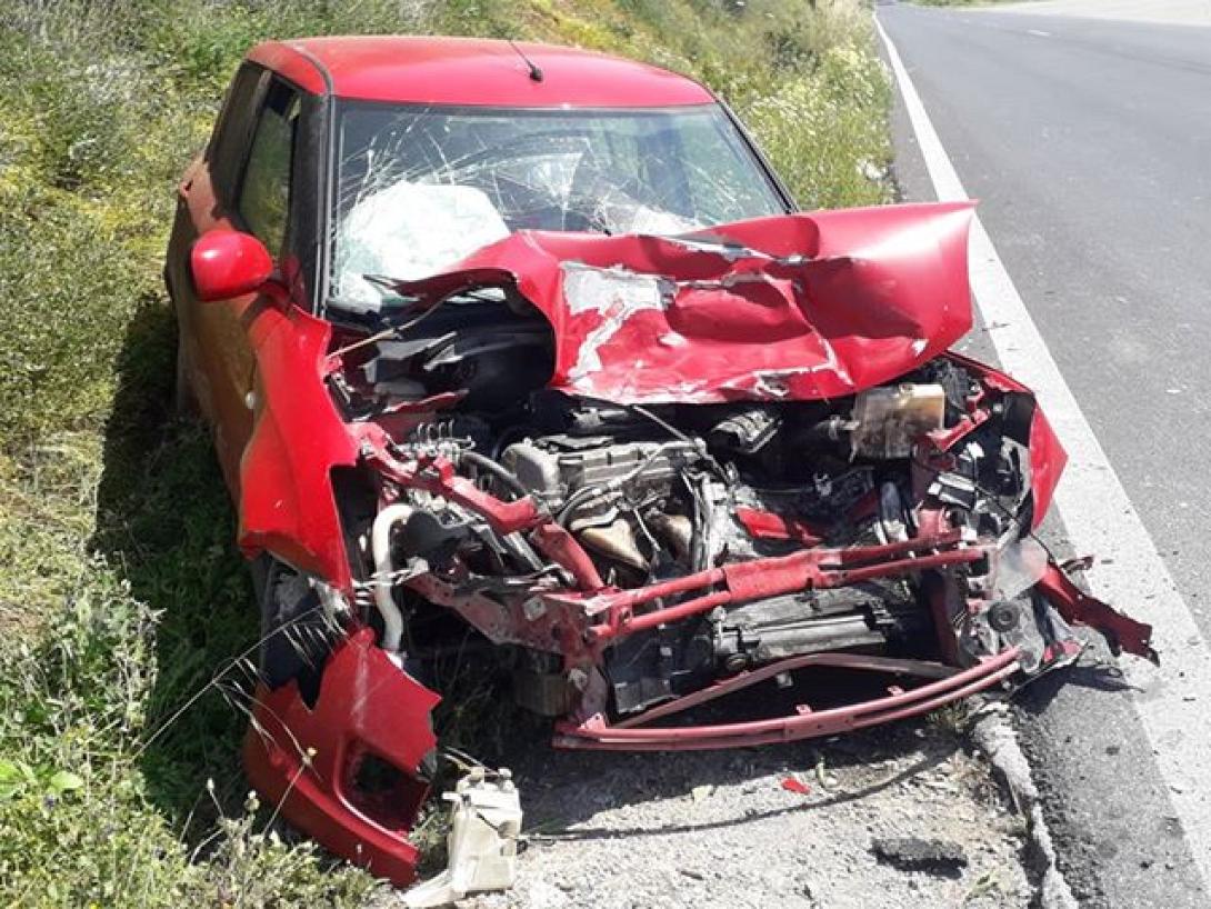 σοβαρές ζημιές υπέστη το ένα ΙΧ που ενεπλάκη στο τροχαίο