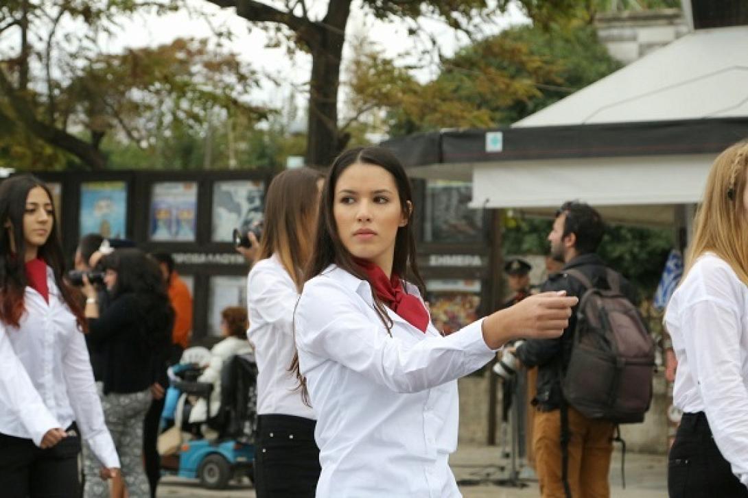 Υπό βροχήν και με κάγκελα η παρέλαση στο Ηράκλειο (φωτορεπορτάζ)