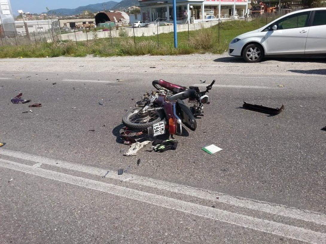 Τραυματισμός οδηγού δικύκλου από αναστροφή ΙΧ κοντά στις Γούβες