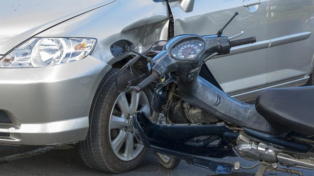 μηχανάκι αυτοκίνητο