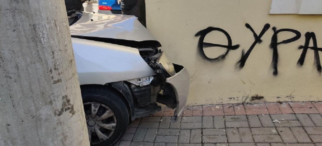 Το ΙΧ ... έσκασε σε τοίχο σπιτιού