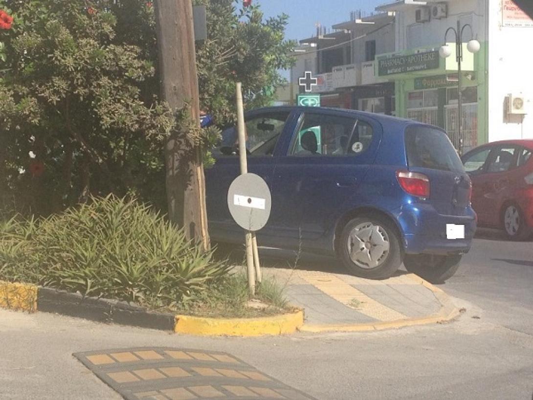 Αυτοκίνητο έπεσε πάνω σε κολώνα και παγκάκι στην Αμμουδάρα (φωτο)