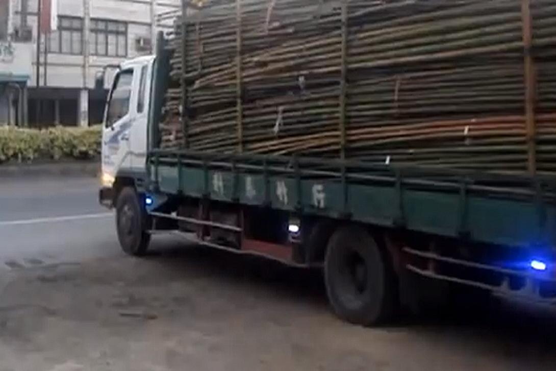 Ξεφόρτωμα φορτηγού...Like a boss! (βίντεο)