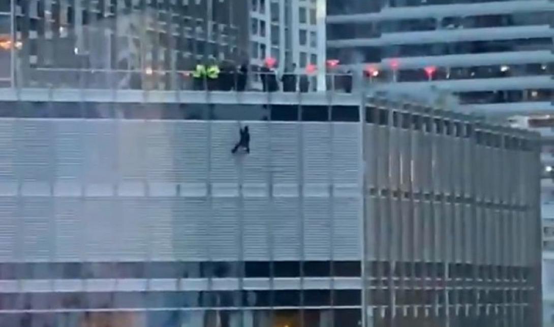 Σικάγο: Απειλεί να πέσει από τον «Πύργο Τραμπ» αν δεν μιλήσει με τον Αμερικανό Προέδρο  