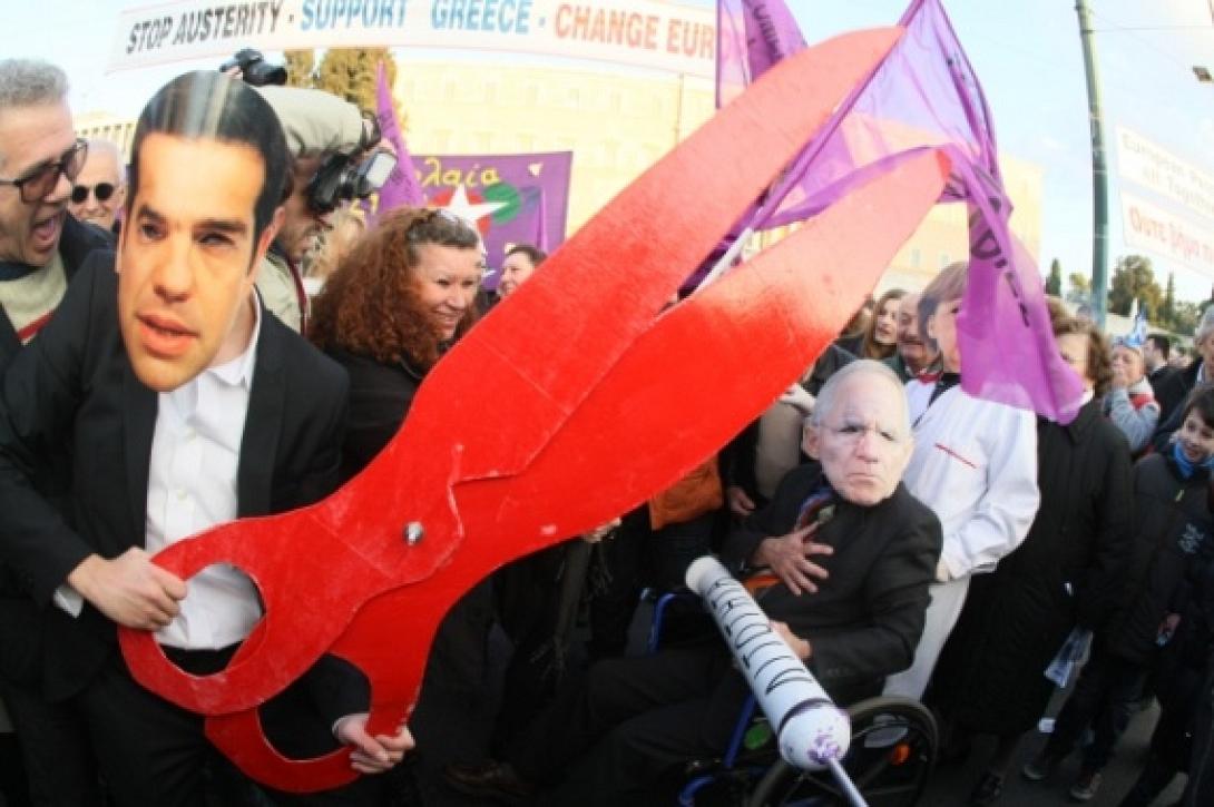 Ευρηματικά πλακάτ και ... μεταμφιέσεις στις "ανάσες αξιοπρέπειας"