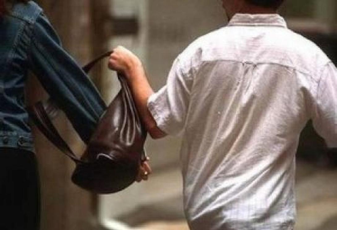 "Έξυπνη" τσάντα made in Greece που τη φωνάζεις ... και έρχεται