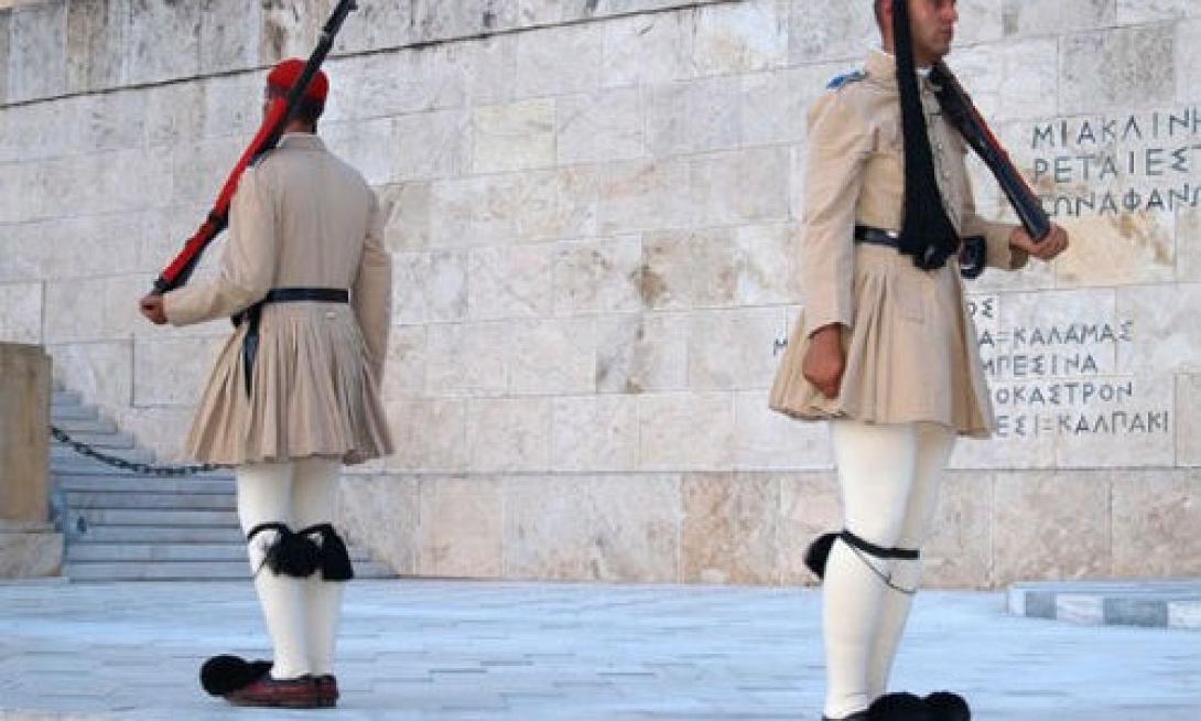 'Ενας τσολιάς ανεβαίνει τα σκαλοπάτια της ... Μονμάρτης