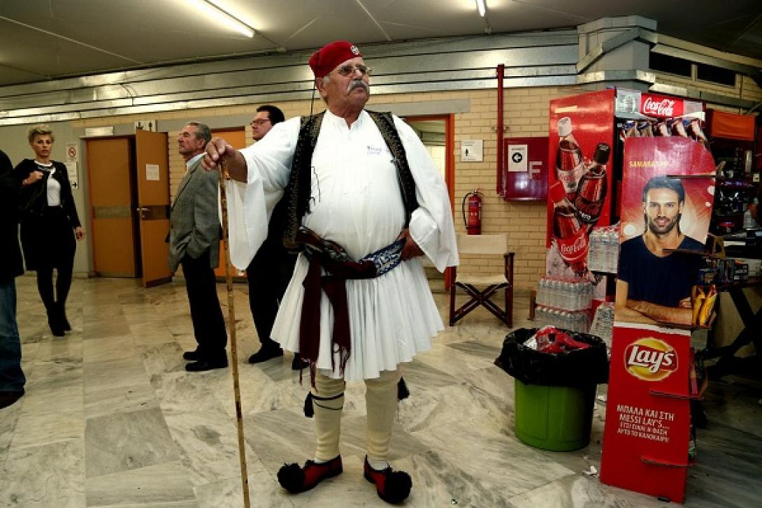 "Και ζήτω η Ελλάδα..." - 300 διανοούμενοι υπογράφουν υπέρ της χώρας μας