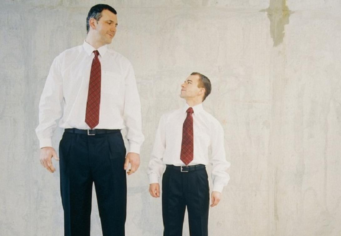 ψηλός άνδρας κοντός άνδρας