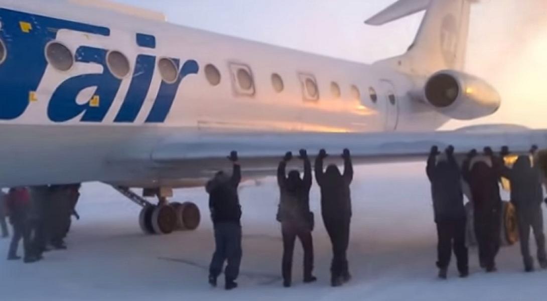 Επιβάτες κατέβηκαν και έσπρωξαν αεροπλάνο για να απογειωθεί