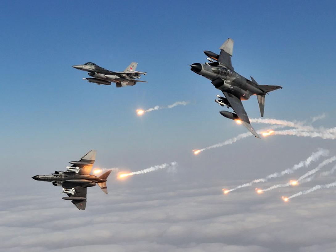 turkey-f-16-fighting-falcon-using-flares-3.png