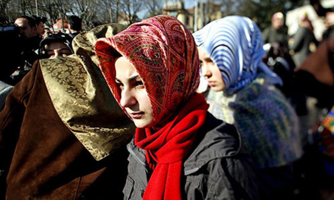 Τουρκία: Με ισλαμική μαντήλα τα κορίτσια στο σχολείο