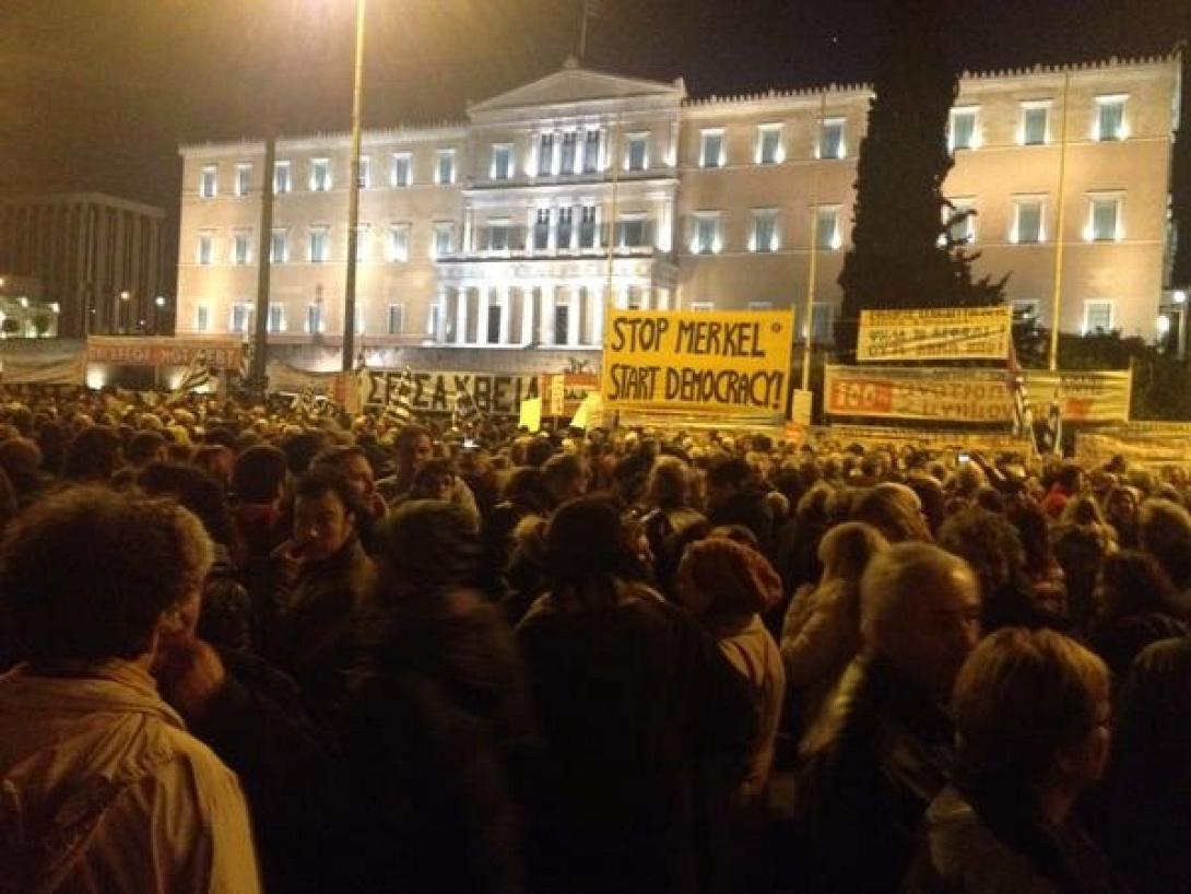 "Ανάσα αξιοπρέπειας" στο Σύνταγμα - Χιλιάδες πολίτες στηρίζουν τη μάχη της κυβέρνησης