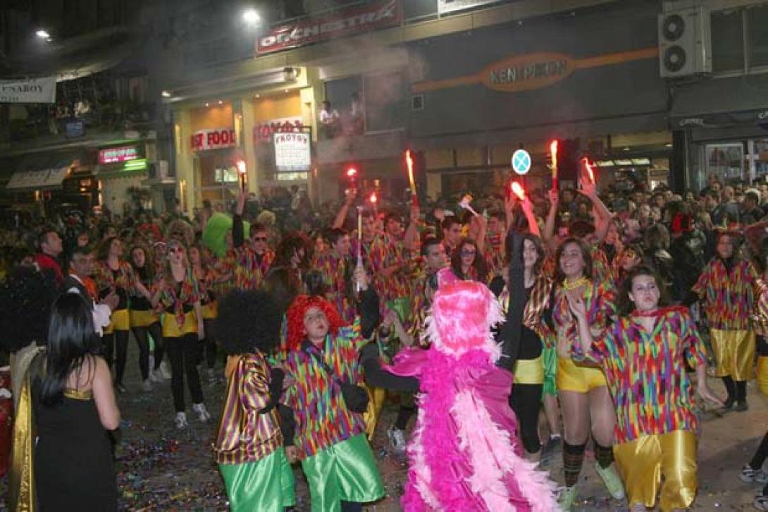 Τύρναβος: Καρναβαλιστής έπεσε από άρμα