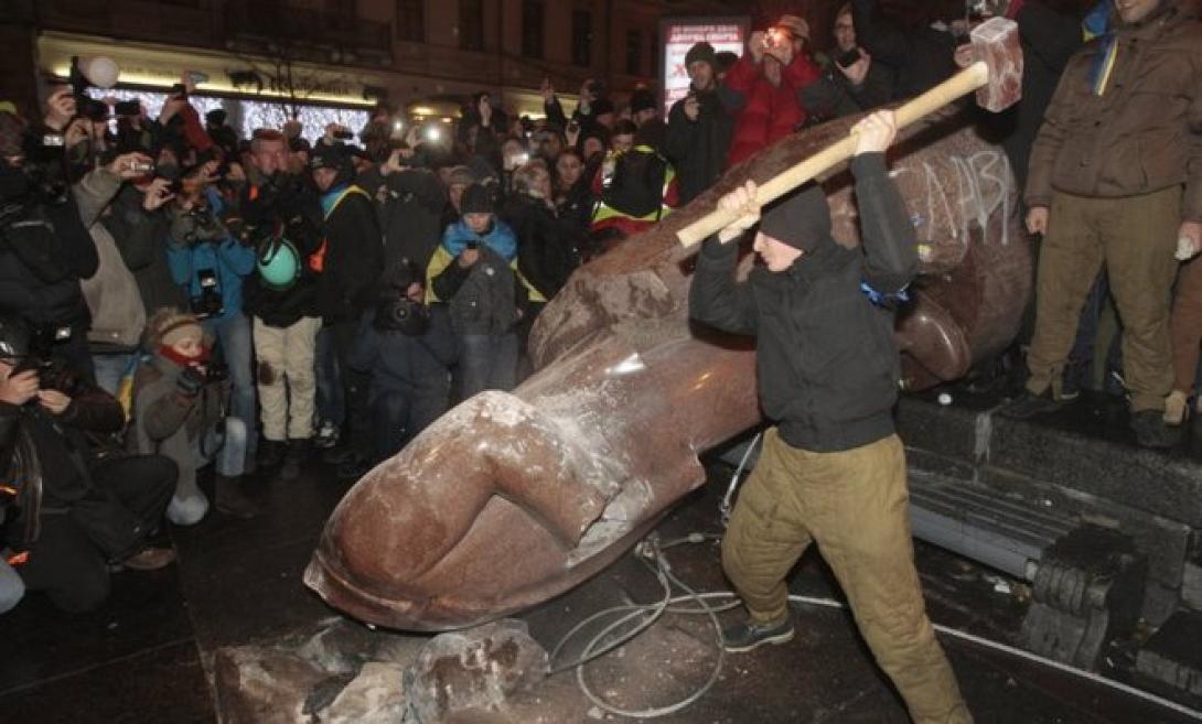 ukrainian-protesters-knock-down-a-statue-of-vladimir-lenin1.jpg