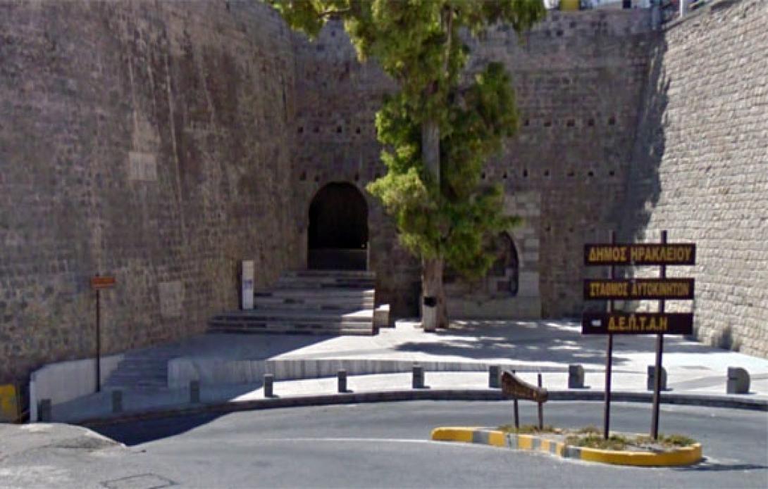 Να περιφραχτεί το δημοτικό πάρκινγκ στο Ηράκλειο προτείνει η ΕΛ.ΑΣ