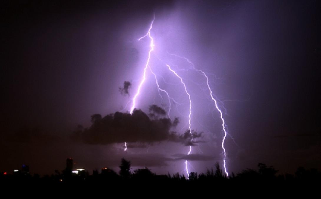 Το χτύπημα του κεραυνού απ το διάστημα! 