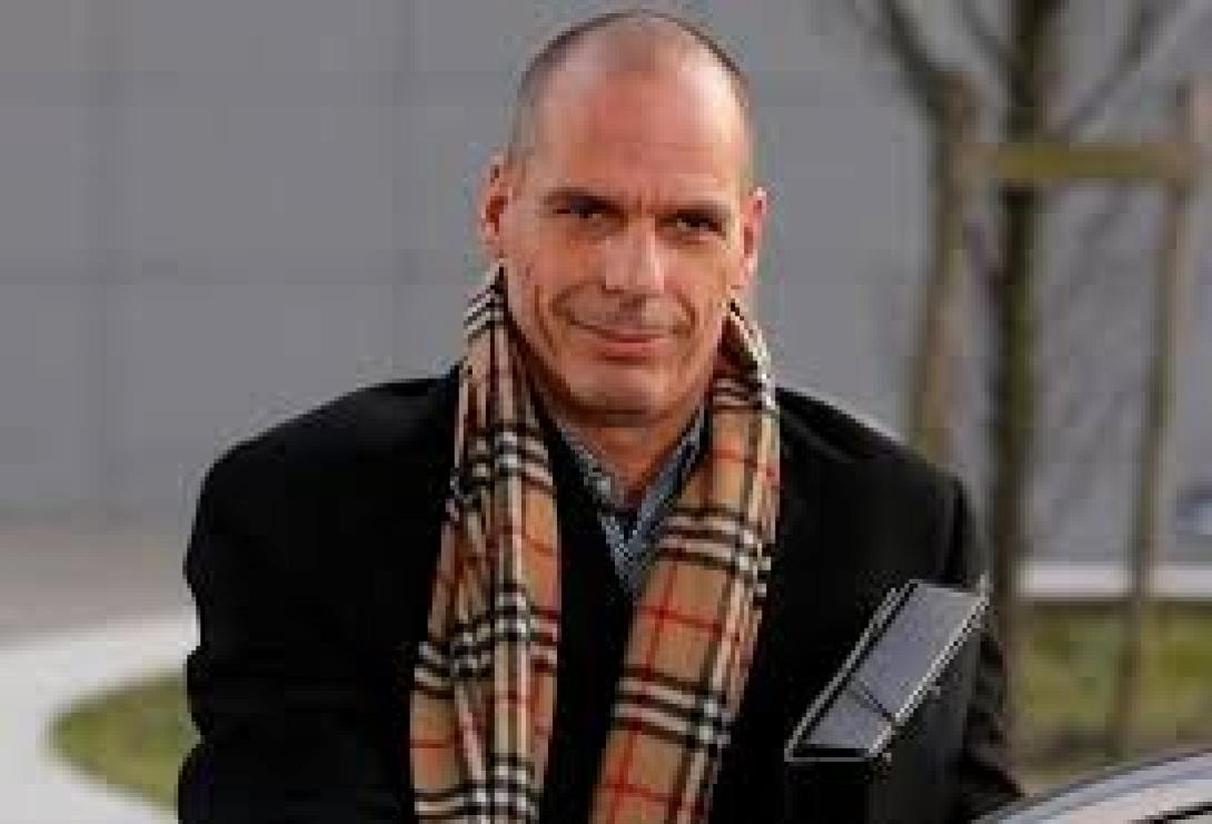 Το κασκόλ των 500 ευρώ του Βαρουφάκη και η απάντηση στο twitter