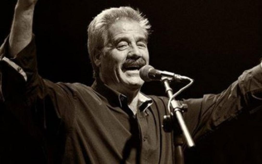 Ο Βασίλης Σταυρακάκης στην Πλατεία Κοραή 