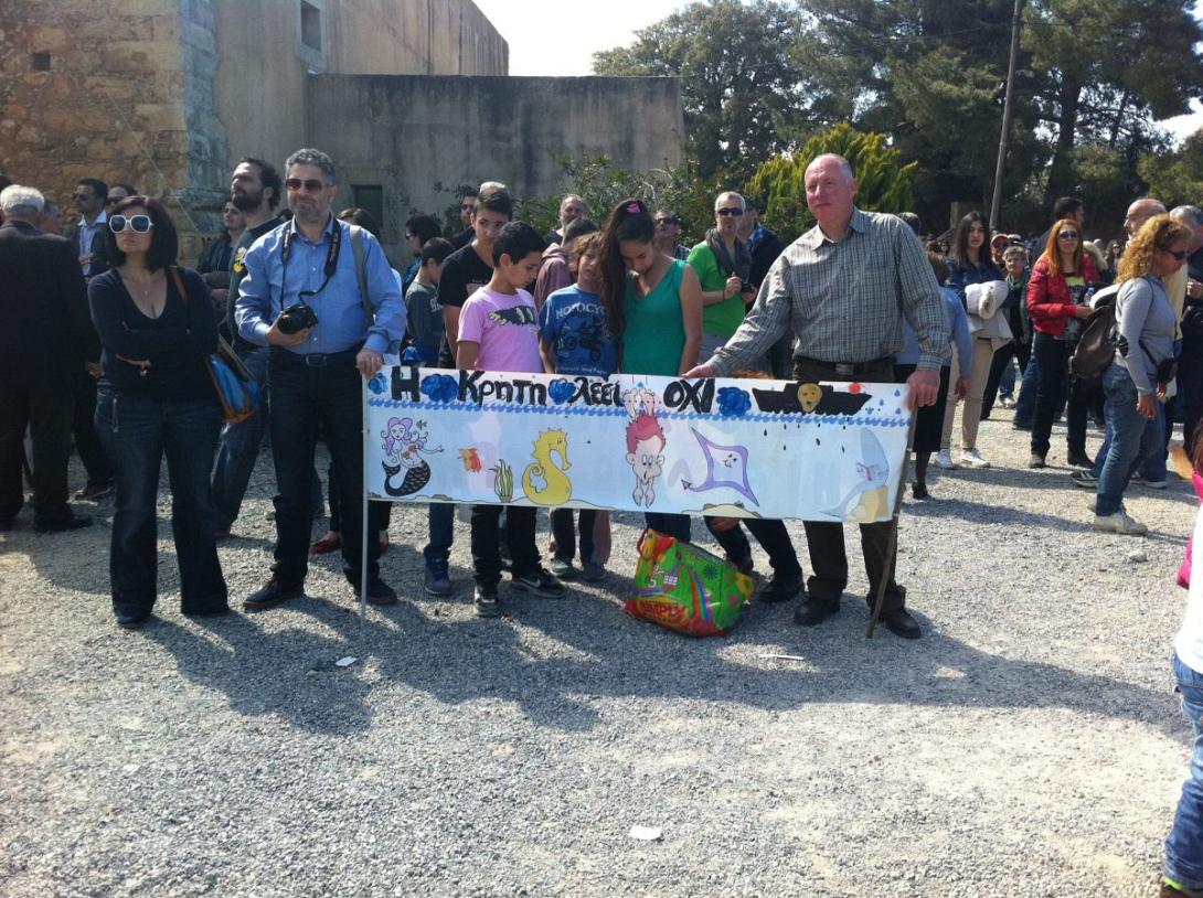 Δεύτερη μέρα κινητοποίησης για τα χημικά έξω από τη Βάση Σούδας