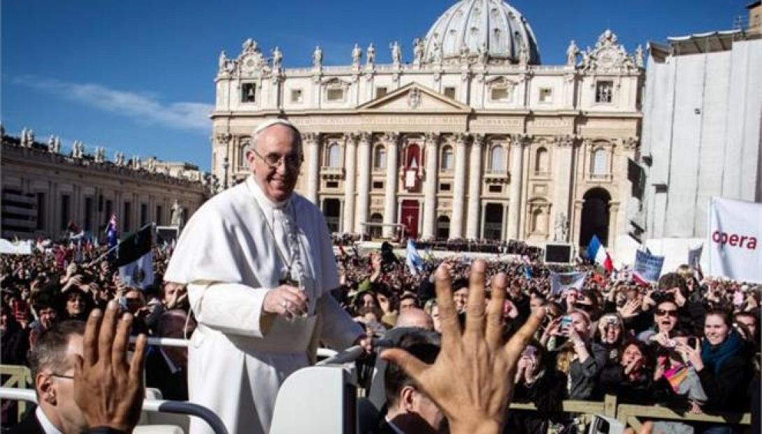 Ο Πάπας πουλάει προσωπικά του είδη για να βοηθήσει τους φτωχούς