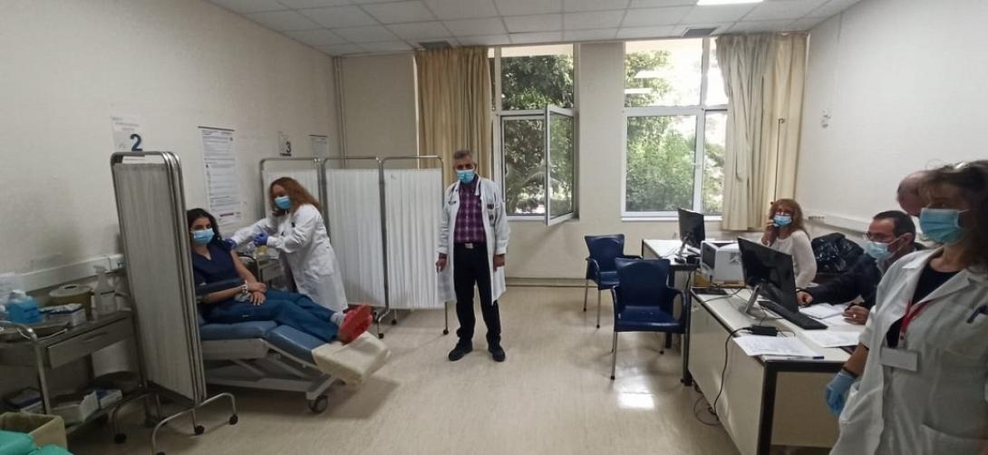 Φωτογραφία από το εμβολιαστικό κέντρο του Βενιζέλειου Νοσοκομείου, σήμερα το πρωί. Εμβολιάζεται η ειδικευόμενη γιατρός  Παθολογίας Δανάη Λυδάκη