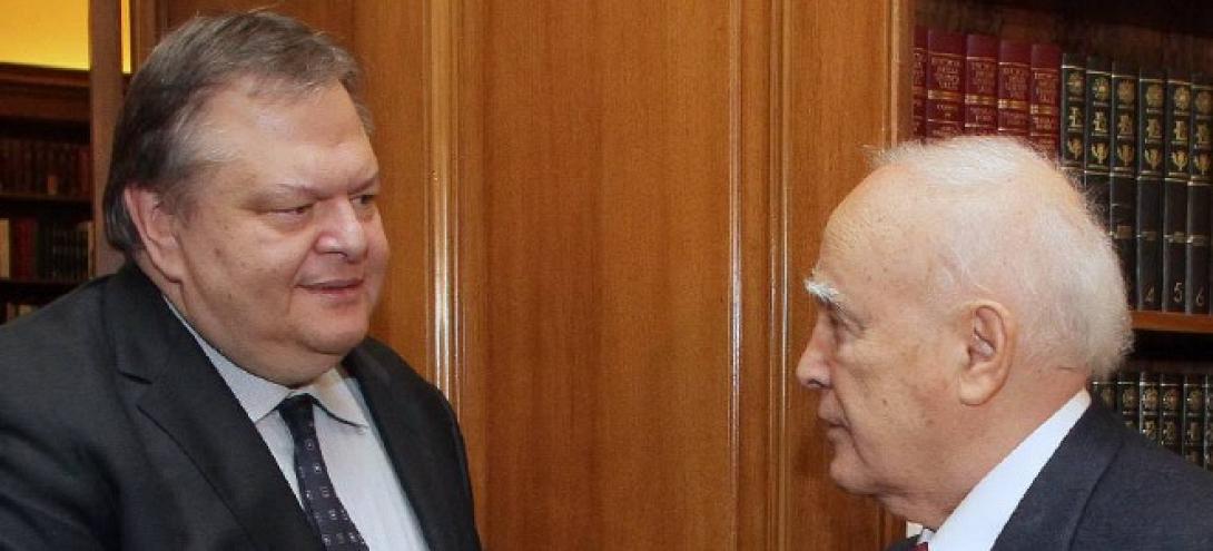 Συνάντηση Παπούλια - Βενιζέλου το μεσημέρι