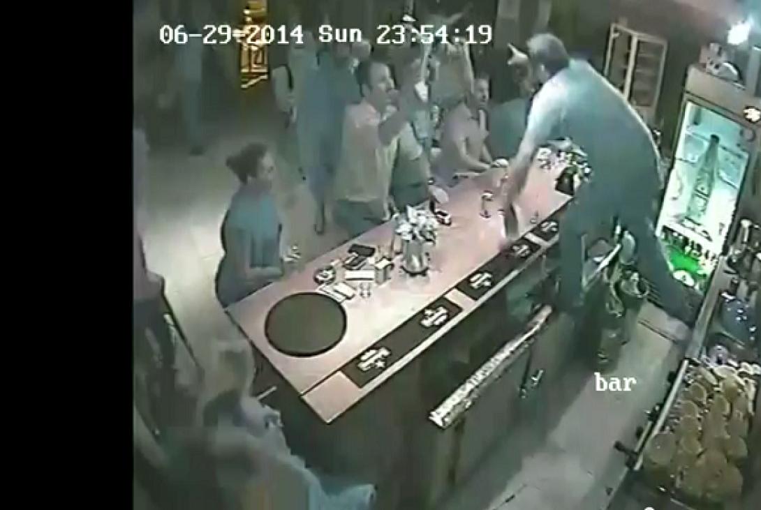 Ο μπάρμαν που τρελάθηκε από το γκολ του Παπασταθόπουλου (βίντεο)