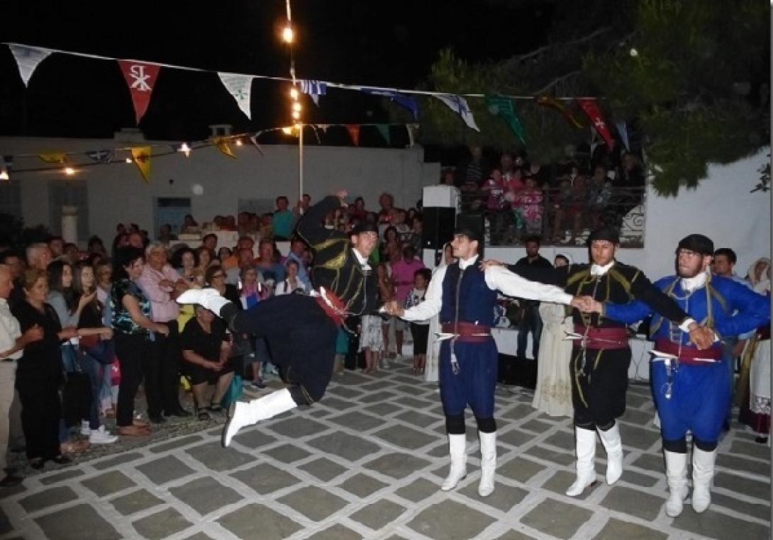 Κρητικό γλέντι ξεσήκωσε τη Μήλο!