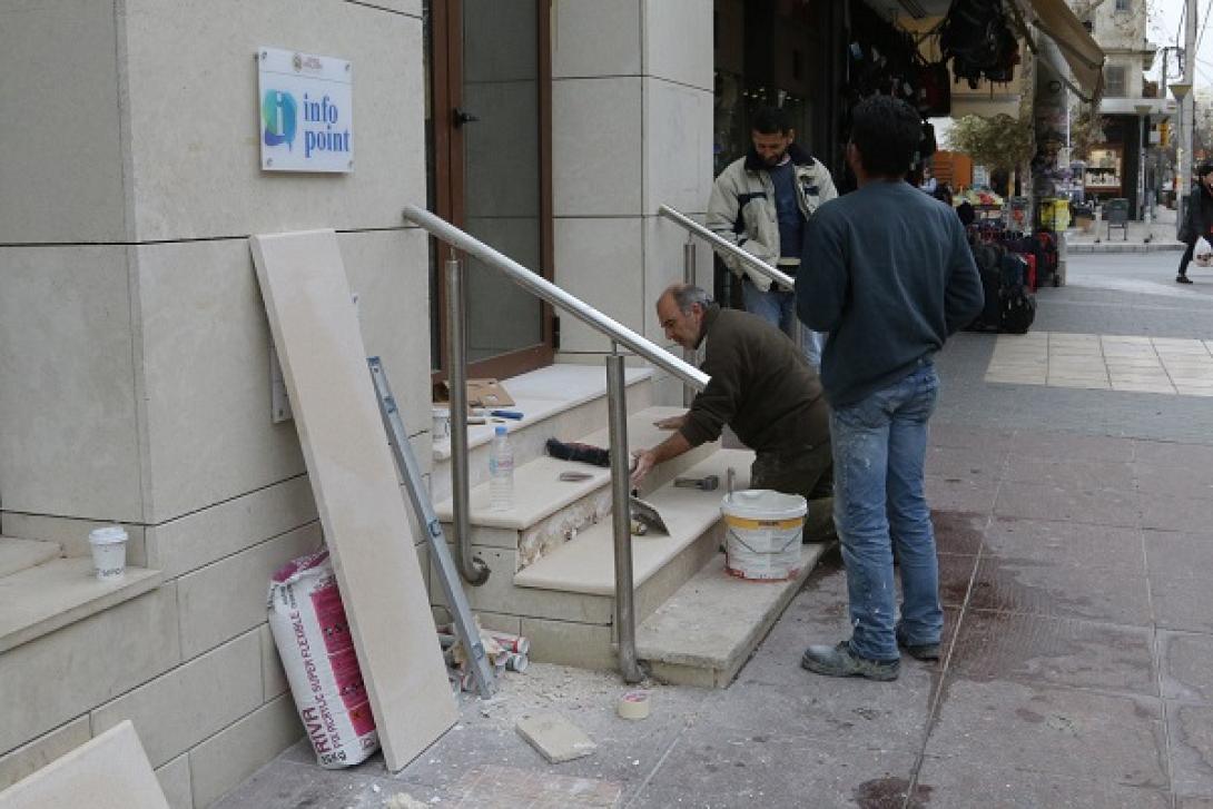 Αποκαθιστούν τα σπασμένα σκαλοπάτια της Βικελαίας (φωτο)