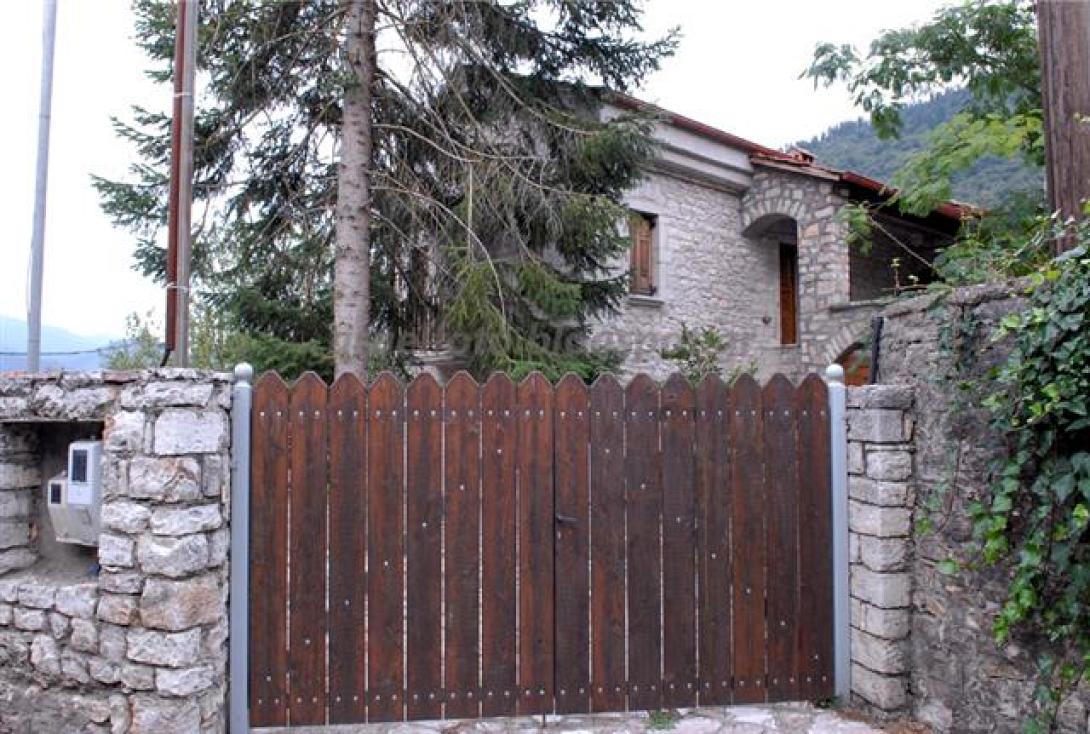 Σάλος για το .. σαλέ του Λιάπη